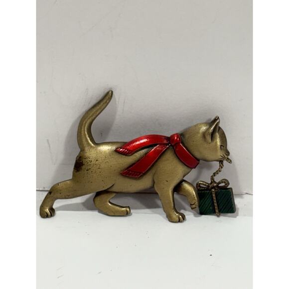 Vintage Signed JJ Jonette Christmas Cat Thief Brooch Pin Golden W/ Present - Picture 1 of 5